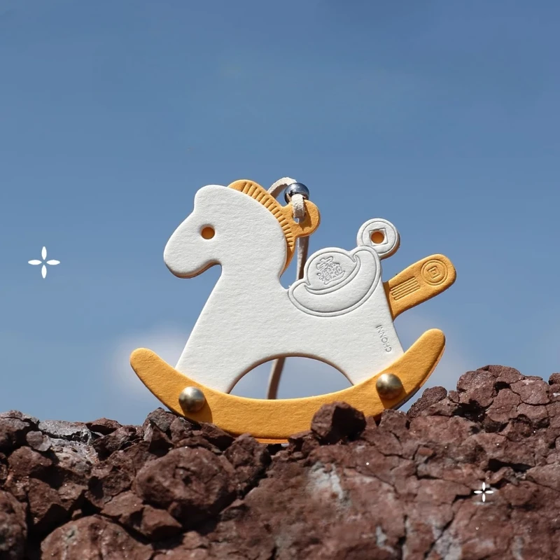 

YIJIANG автомобильные освежители воздуха деревянная лошадь интерьер автомобиля украшение для ароматерапии, подвеска для ароматерапии автомобиля, подарок, элитный аромат