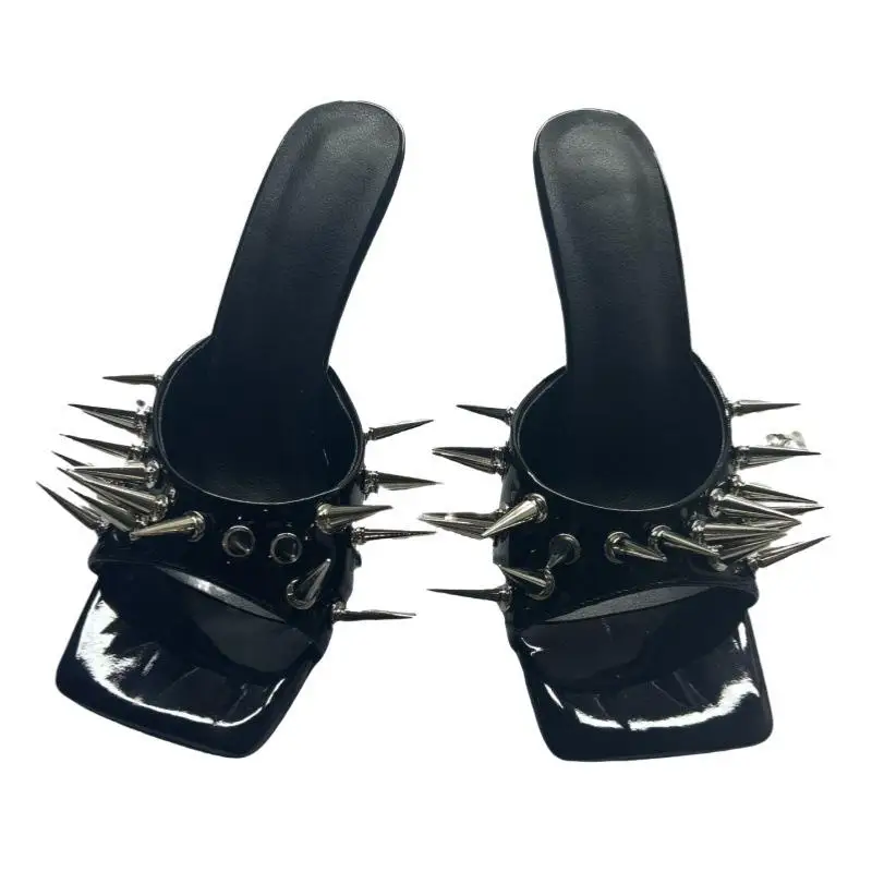 صنادل أنيقة بكعب عالٍ مع تفاصيل مرصعة، مقدمة مدببة وكعب رفيع، أحذية نسائية عصرية لموسم الربيع