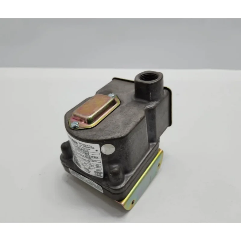 Original New D2T-H18SS-S1052 D2T-H18SS-S1099 D2T-M150SS D2T-M80SS TC9622-2 ML1H-S203S Pressure Switch