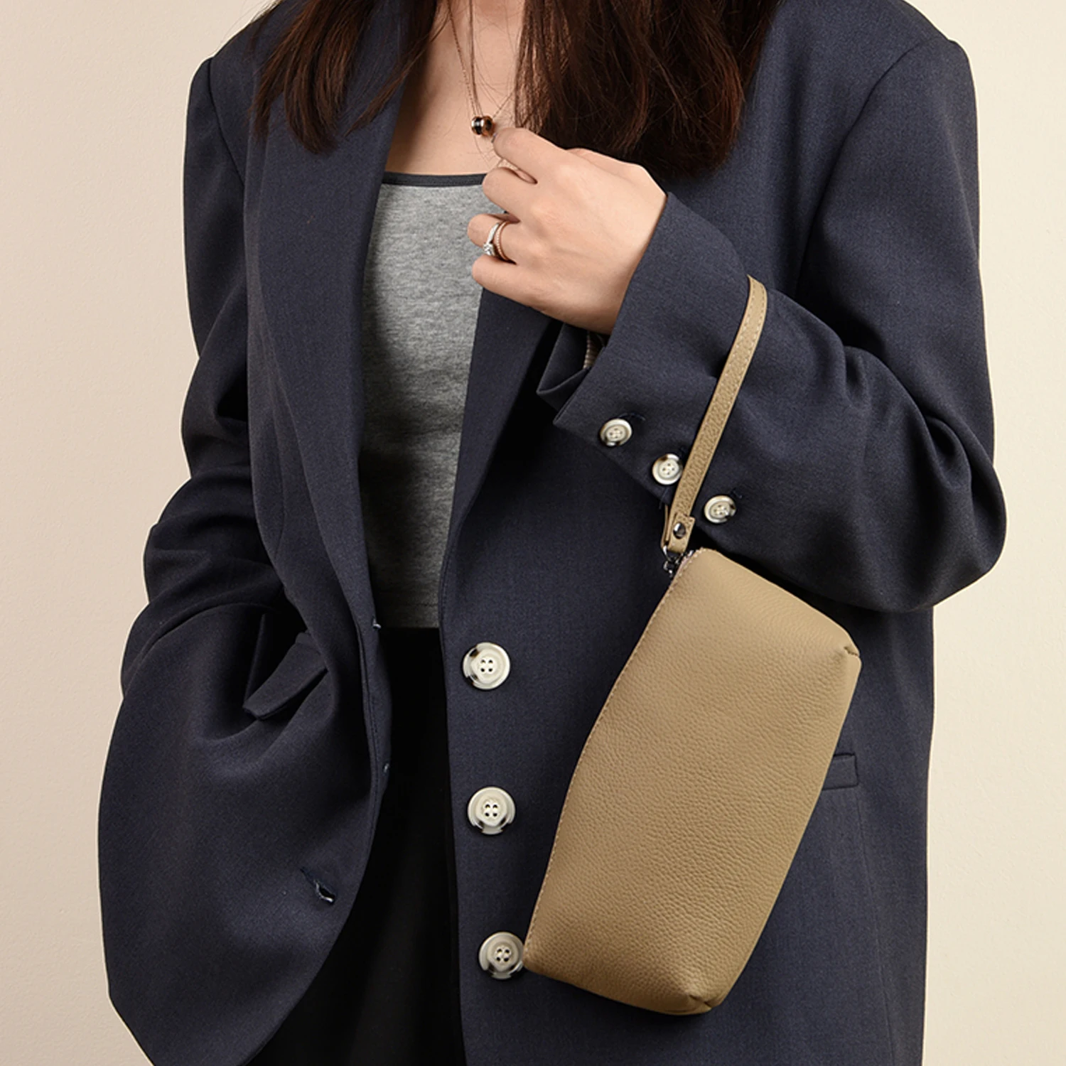 

Genuine leather purses for woman luxury designer bags Comfortable wrist strap Tight stitching Clutch bag women luxury wallets