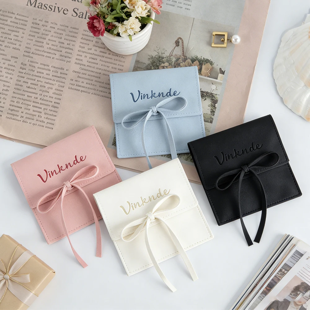 

Персонализированные 100 шт. ювелирные изделия из микрофибры, полупокрытие с веревкой, сумка с тиснением, кольцо, серьги, браслет, кулон, ожерелье, органайзер, чехол