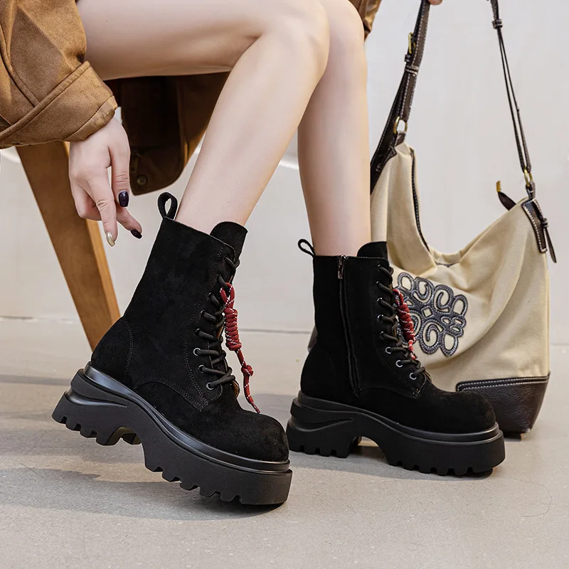 

Женские плюшевые зимние ботинки из натуральной кожи на платформе с круглым носком и шнуровкой 7 см. Удобная и элегантная трендовая женская обувь для работы по запросу.