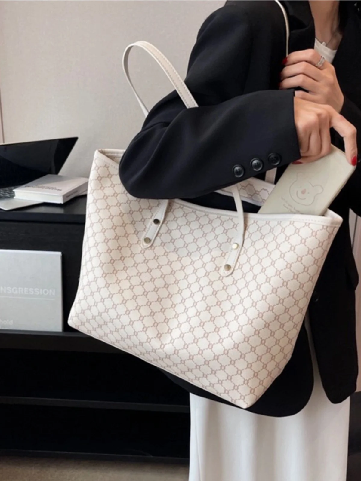 

Ele Women's Tote Bag 2025 New Faion Lightweight Luxury Single oulder Bag Large Capaci Commuter Versatile Handheld