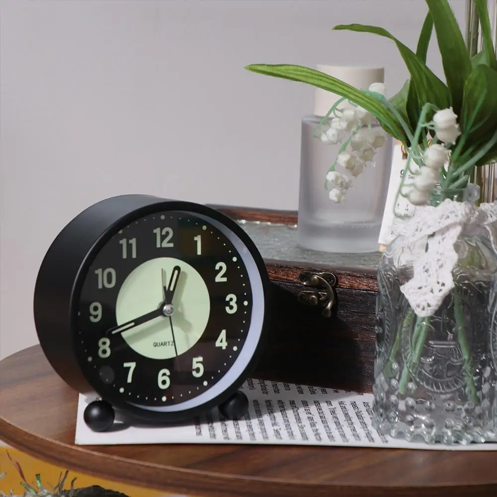 Simple Round Metal Luminous Alarm Clock 4-inch Silent Night Light Clock Movement Anti-drop Table Clock Student Children