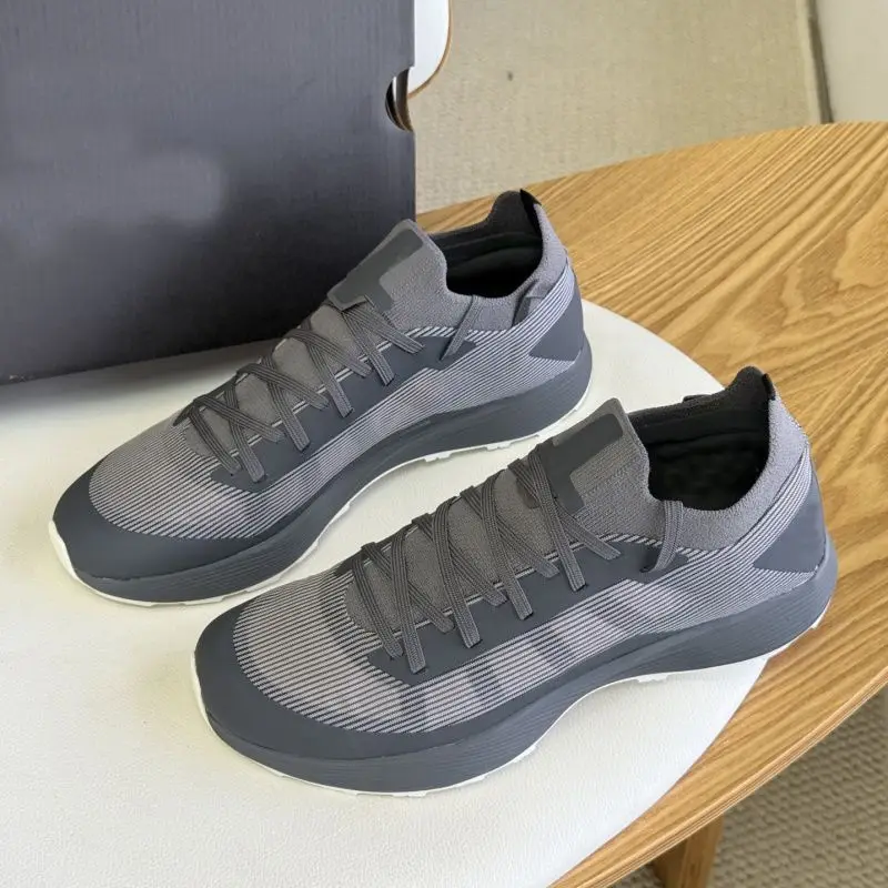 

Skin-friendly Men Sports Shoes Soft Breathable Fabric Cushioned Sole Comfortable for Long Time Close Fitting Wear