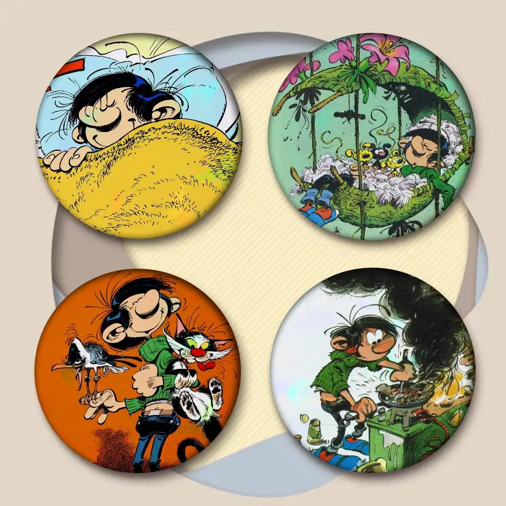G-Gaston Lagaffe Klassische Franco-Figur Ikonen-Abzeichen Handgefertigte Weißblech-Brosche für Rucksack Kleidung Brust-Ornament Geschenke