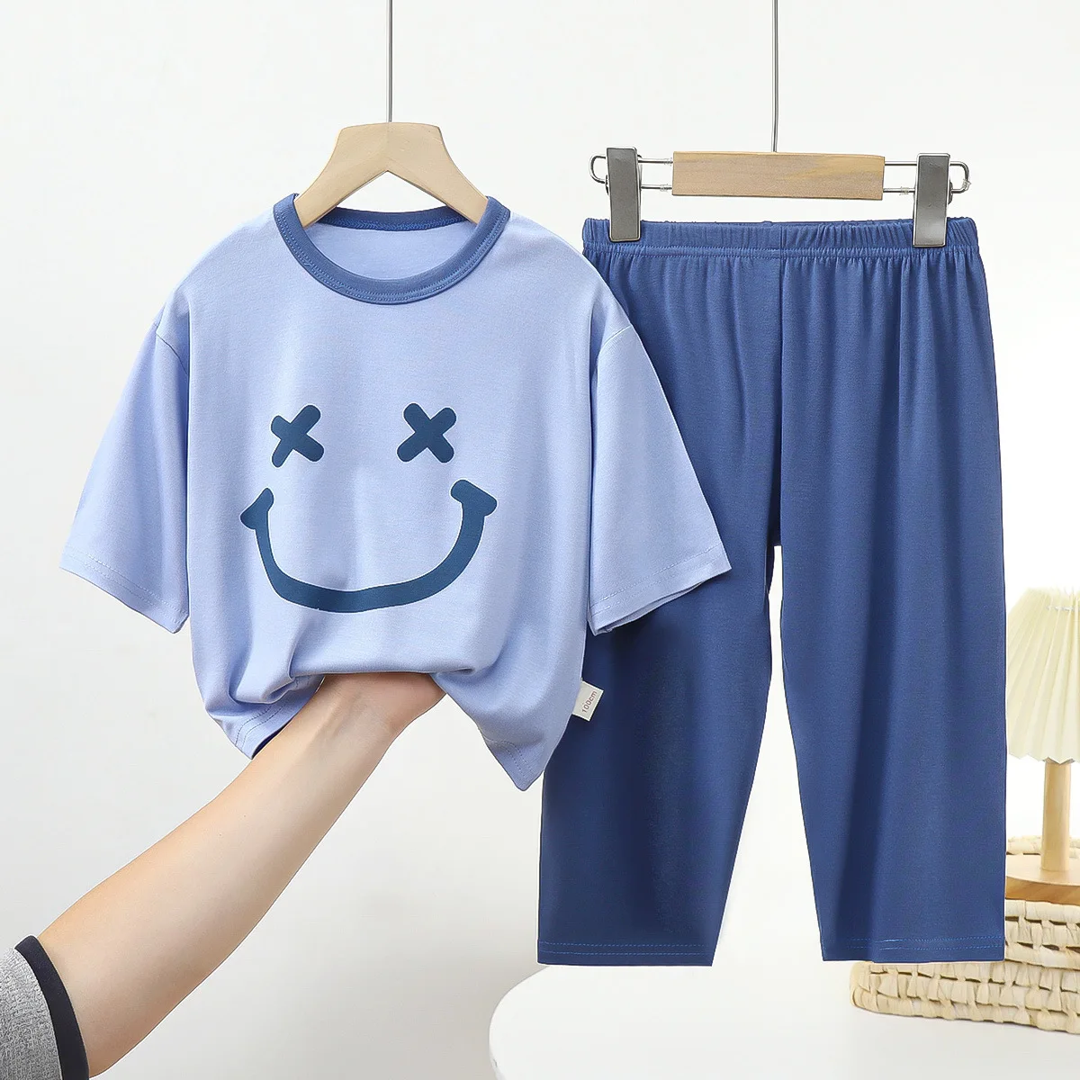 Kinder Sommer Dünne Silky Pyjamas Sets Neue Jungen Mädchen Cartoon Lächeln Drei-viertel Hülse Oansatz T Shirt mit Hosen baby Homewear