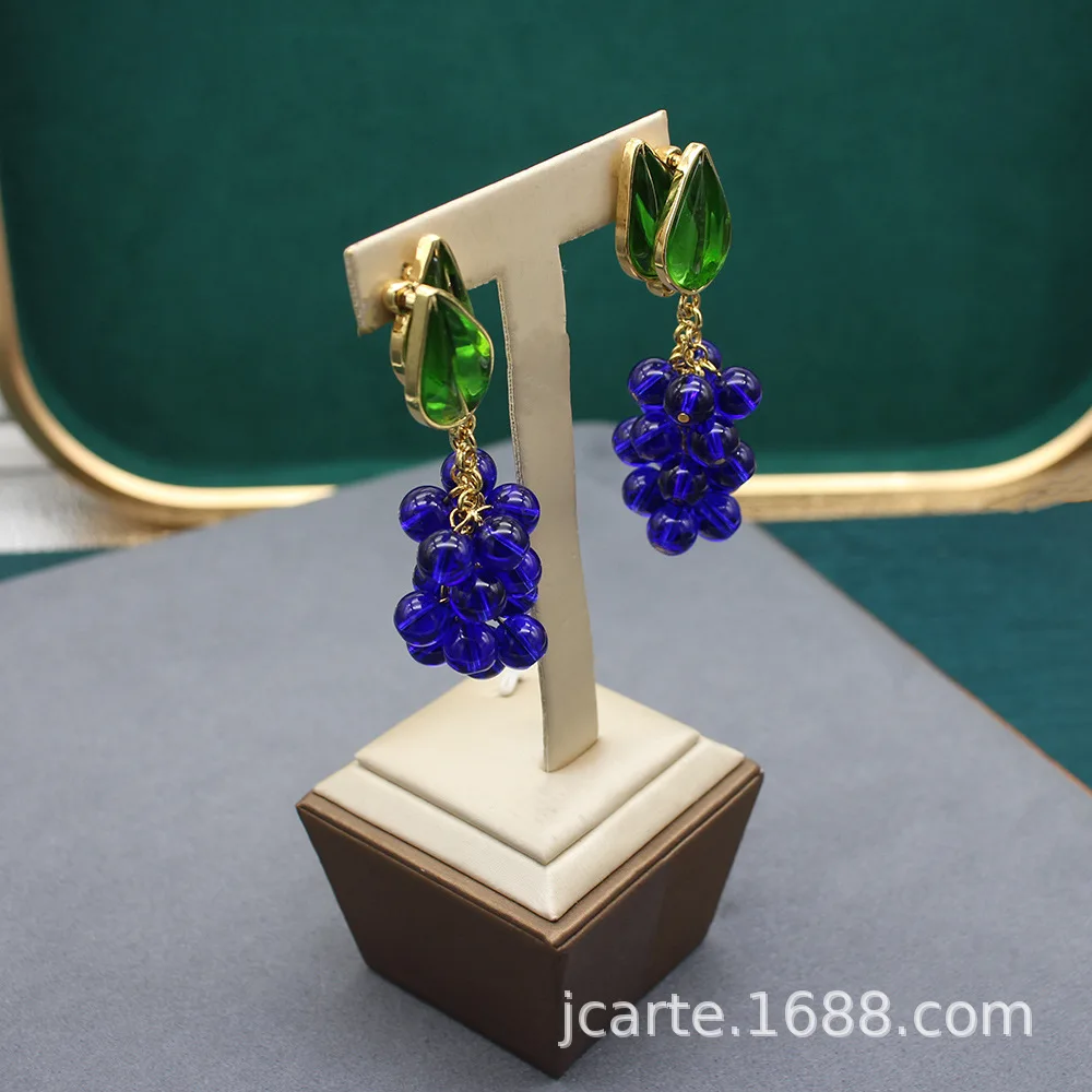 

Used Glass Tassel Earrings Green Jelly Glass Small Grape Tree Green Leaf Earrings