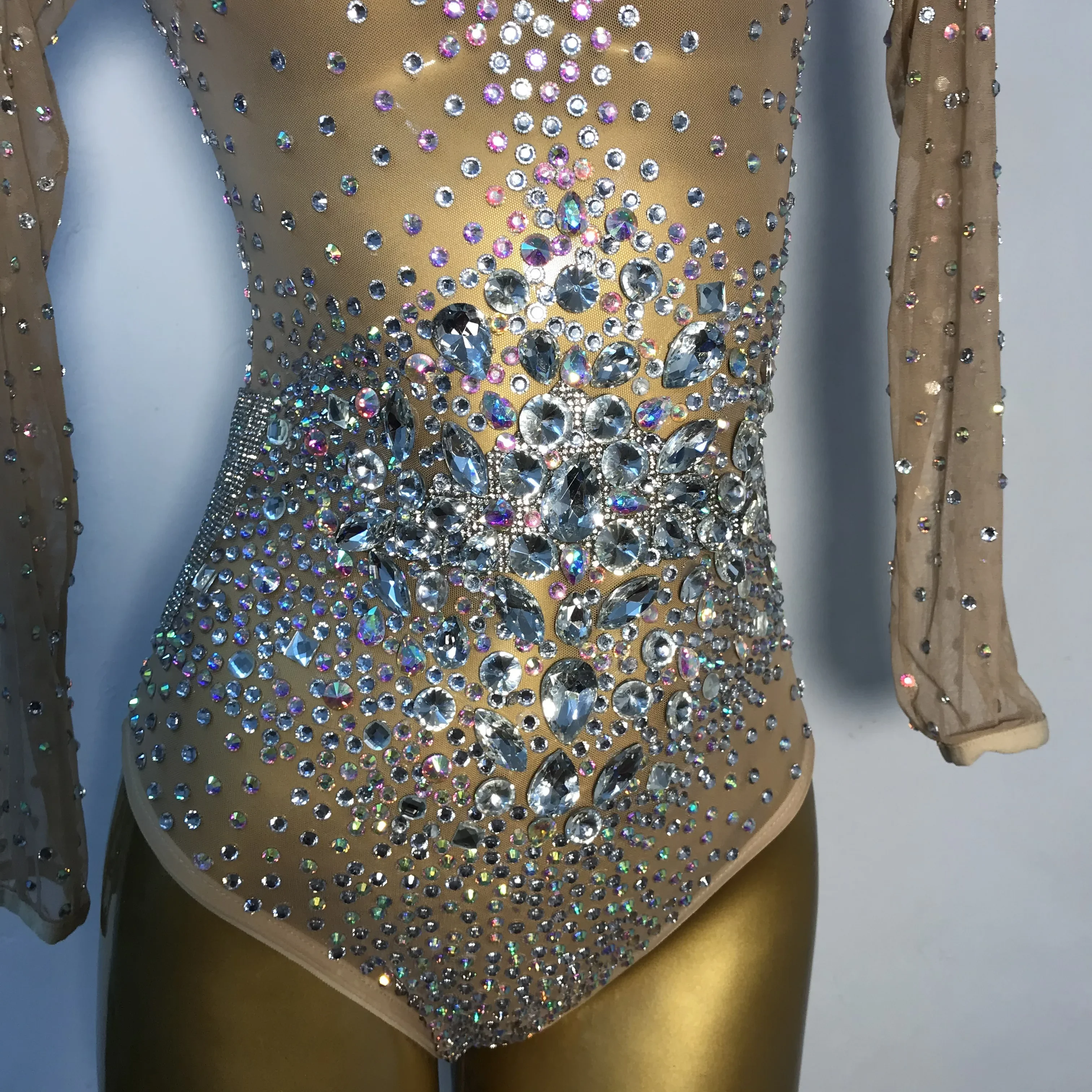 Roupa em malha com cristais e strass brilhantes, bodysuit para noite, festa de aniversário, maiô transparente, boate, cantor, dança, pedras grandes