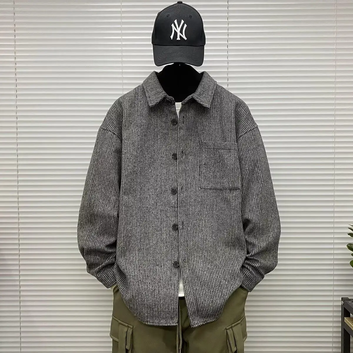 

Новая мужская повседневная свободная рубашка-куртка на осень, универсальная верхняя одежда, приталенный крой, длинный рукав, однотонная, с воротником, на пуговицах