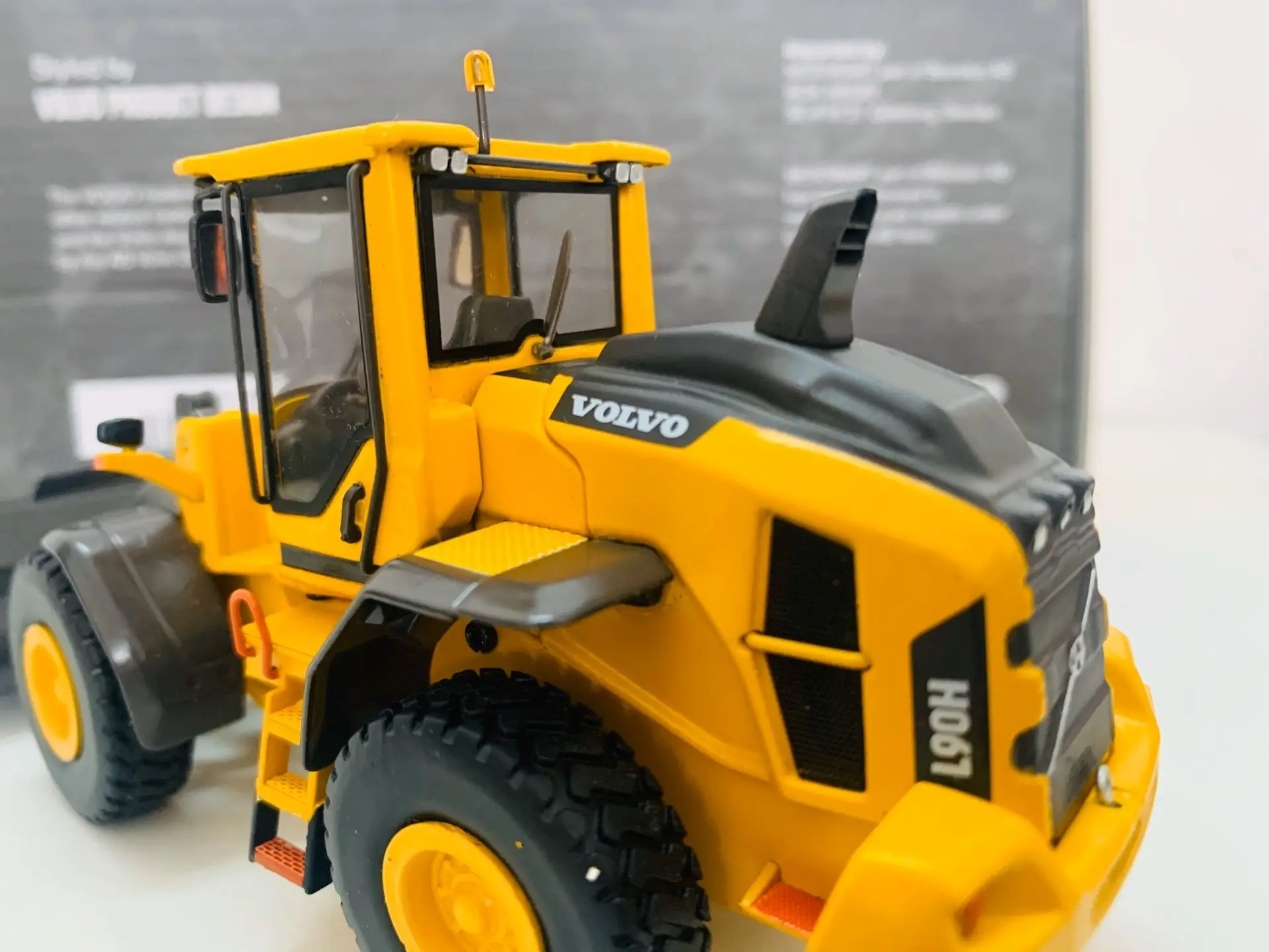 L90H Wheel Loader 1/50 Scale Diecast Model New in Original Box