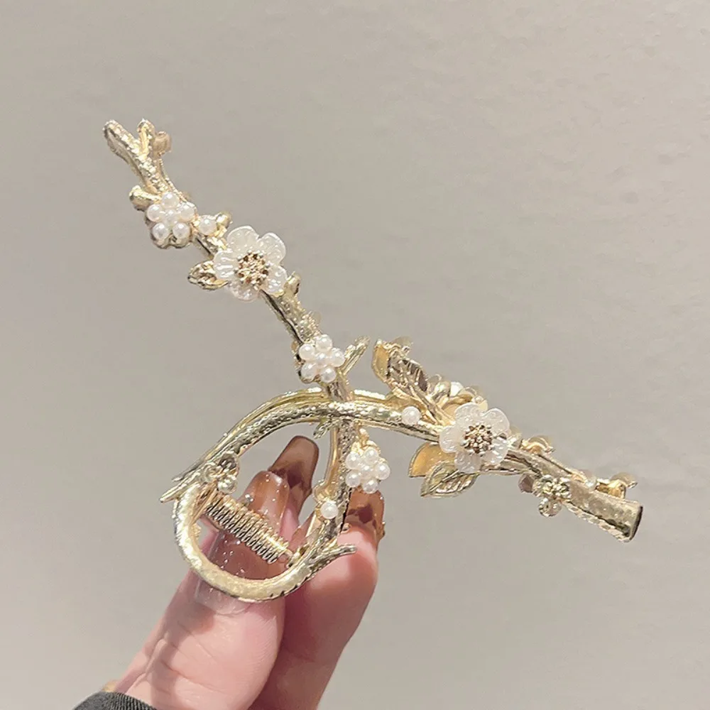 Elegante Retro-Haarspange mit Perlenblütenzweig und Blumendetail. Von der Natur inspirierter modischer Haarschmuck für Damen – Detail 3