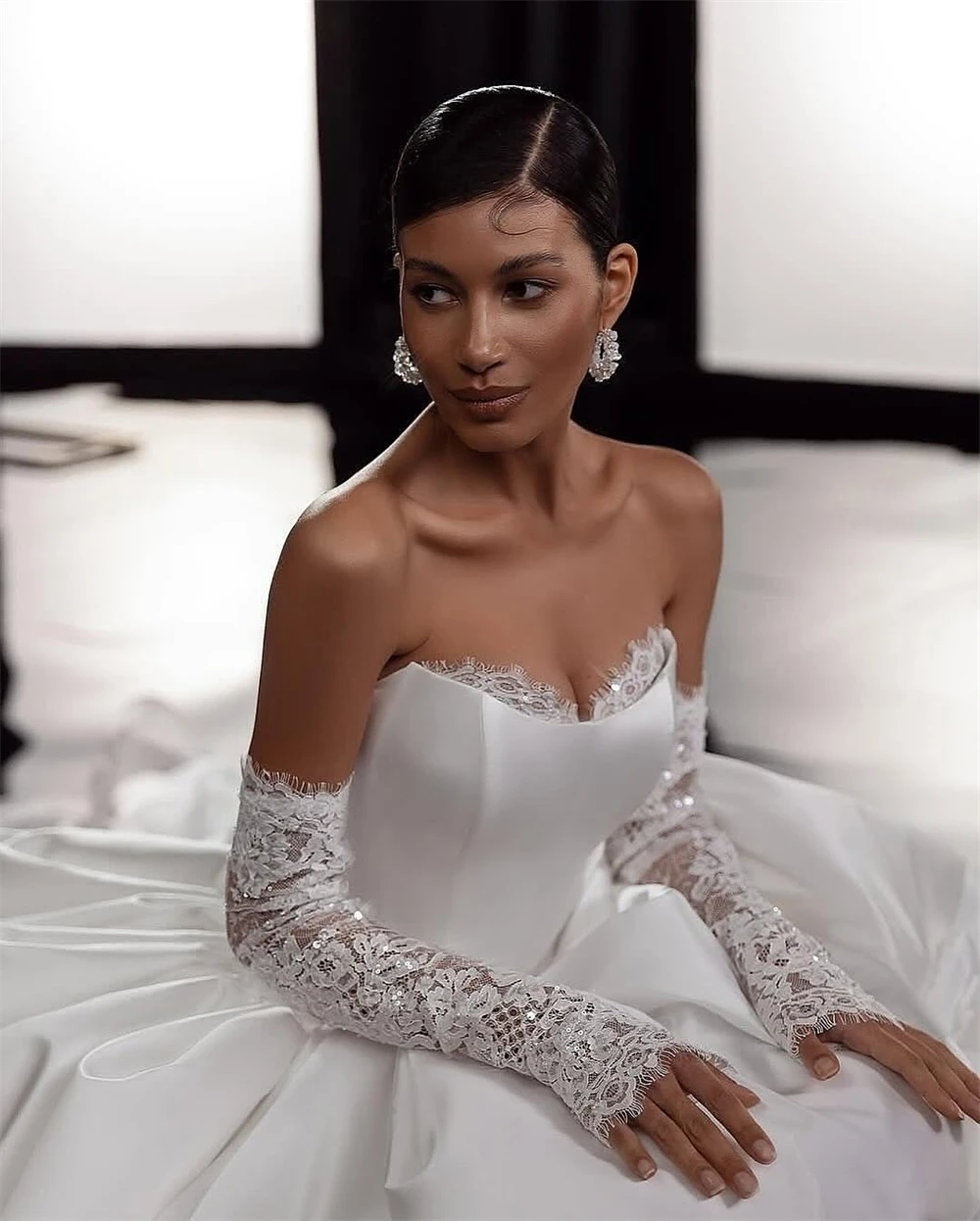 ชุดแต่งงานผ้าซาตินสีขาวแบบสั่งตัด ดีไซน์หรูหรา คอวี แขนกุด สไตล์โบฮีเมียน ทรงเอไลน์ พร้อมชายกระโปรงยาวแบบชาเปล