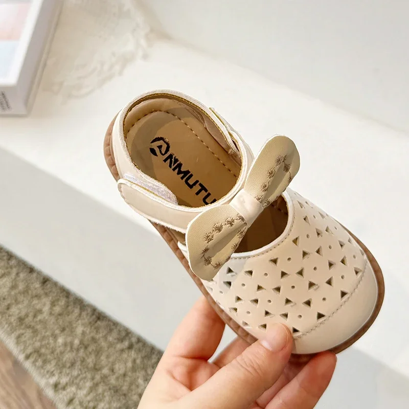 2024 Sommer Baby Mädchen Sandalen Kinder barfuß Strands chuhe weiche Sohle Anti-Rutsch-Kinderschuhe Kinder Bogen Ausschnitte Prinzessin Schuhe