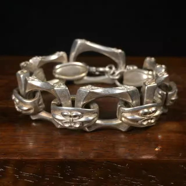 Chinese old-fashioned silver handcrafted cool carving bracelet gift