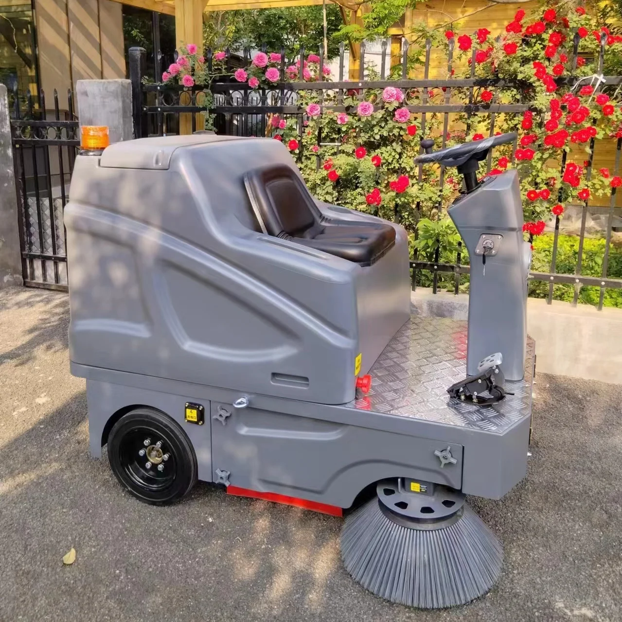 Driving Road Electric Sweeper Truck Industrial Cleaner Collecting Dust Rechargeable Electric Sweeper