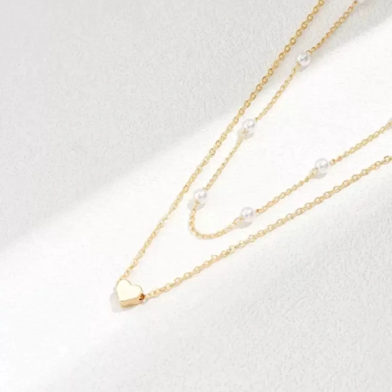 Mit Geschenkbox 3-Schichtige Perlenherz-Anhänger-Halskette für Frauen Goldfarben Mehrschichtige Kette Vintage Minimalistischer Schlüsselbeinschmuck – Detail 4