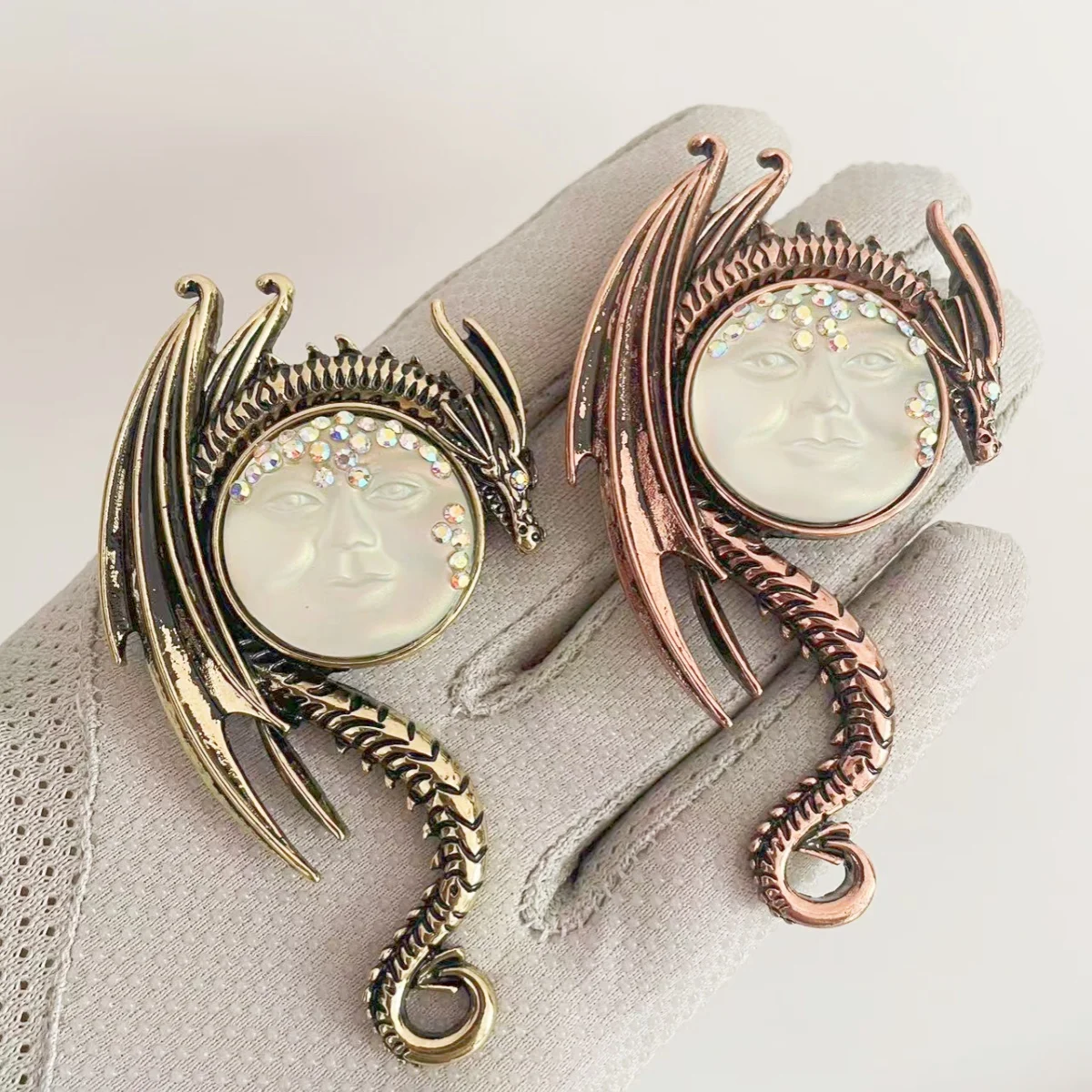 MITTO FASHION JEWELRIES AND HIGH-END ACCESSORIES RHINESTONES PAVED MOON FACE DRAGON VINTAGE PIN WOMEN DRESS BROOCH