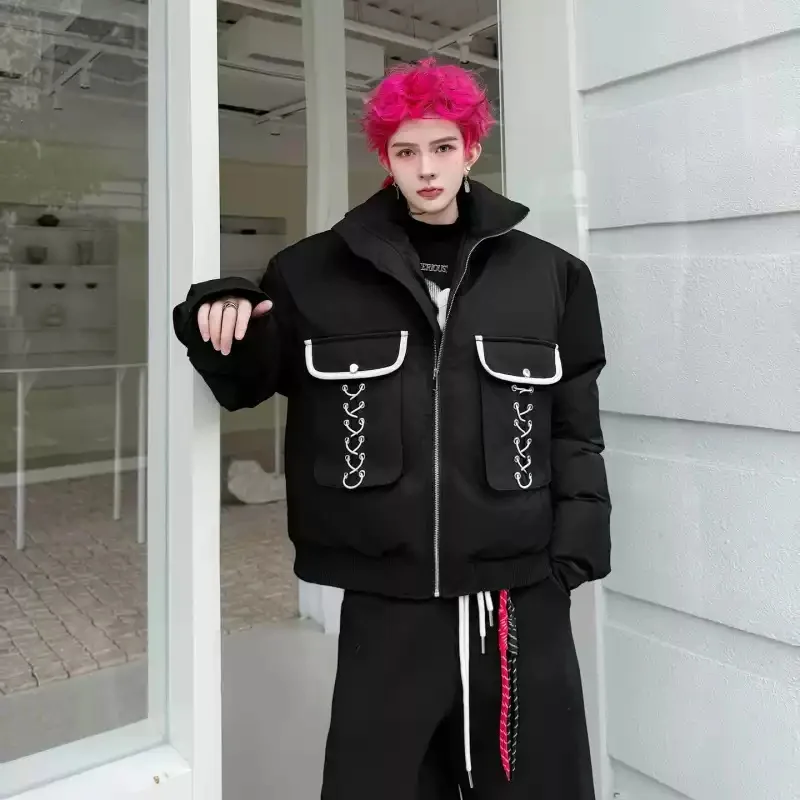 Męska kurtka zimowa w stylu amerykańskim, z kontrastowymi kieszeniami, sznurowana, ze stójką, krótka, ocieplana watą.