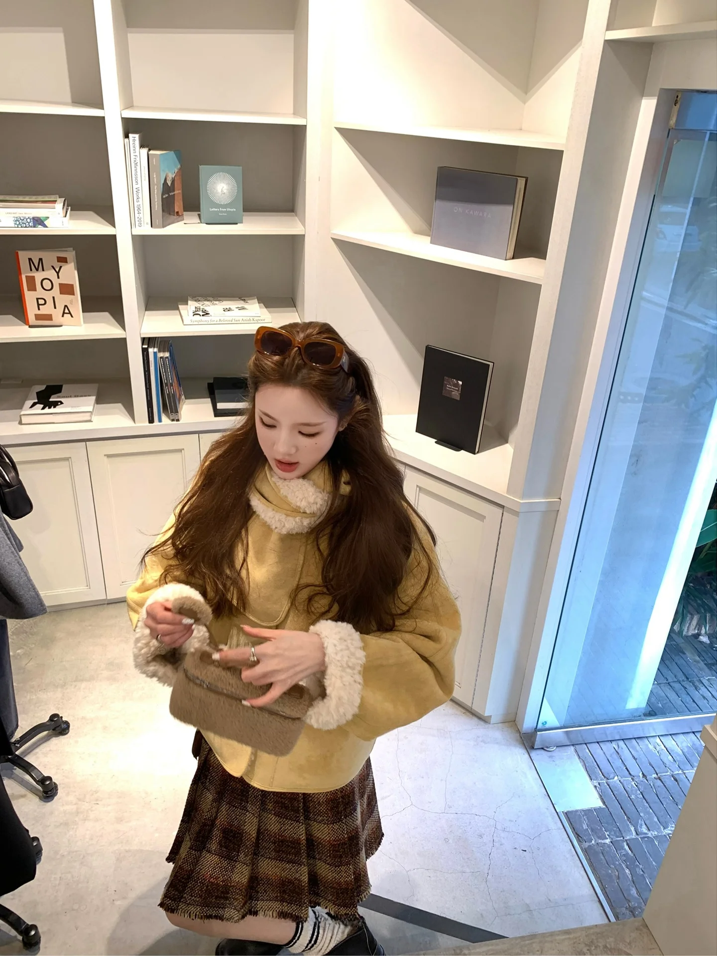 

Aaaaxbbb Oak Sunset Two-Tone Suede eepskin Jaet with Scarf Long Sve Turn-down Collar Lamb Fur Coat Casual Sle Youth ...