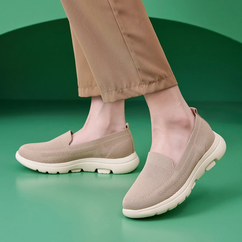 

Autumn New Light Mattress Non-Slip Round Head Middle-Aged And Elderly Flying Knitted Breathable Mother Single Shoes For Women