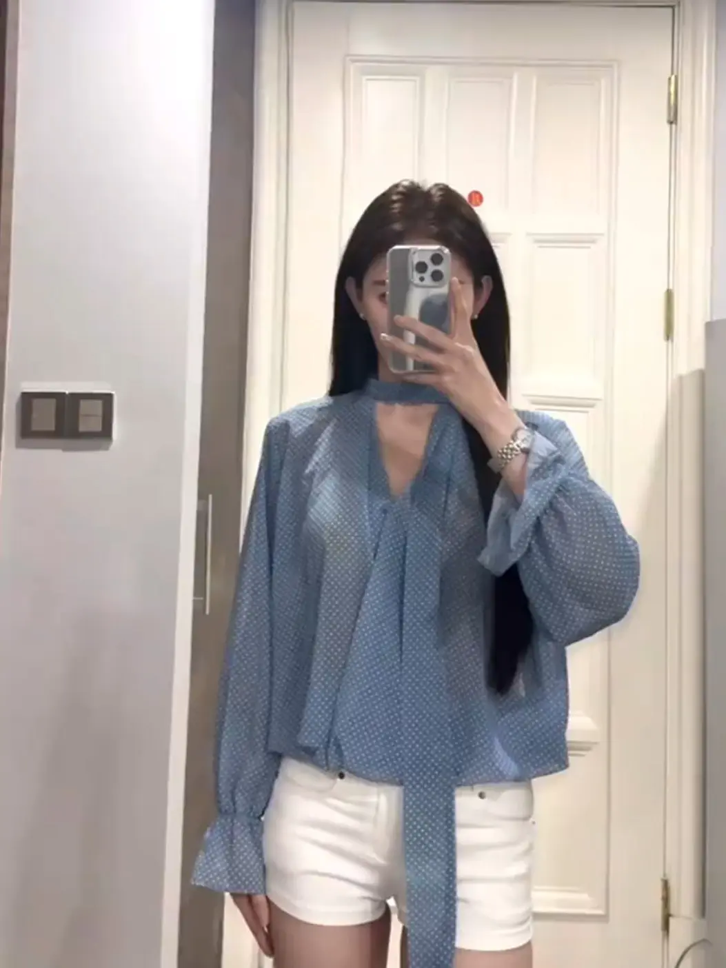 

Элегантная синяя женская рубашка в горошек с V-образным вырезом и длинным рукавом, повседневный стиль, стройнящая, универсальная, весна 2026, новинка, для офиса и повседневной носки