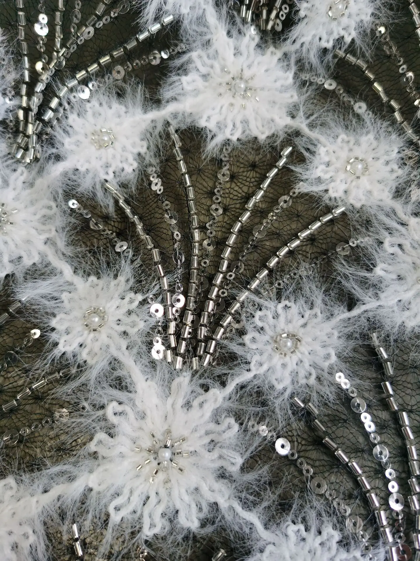 

Высококачественная блестящая 3D-ткань с цветочным узором, вышивкой пайетками и бисером для свадебных и вечерних платьев. Дизайнерская ткань