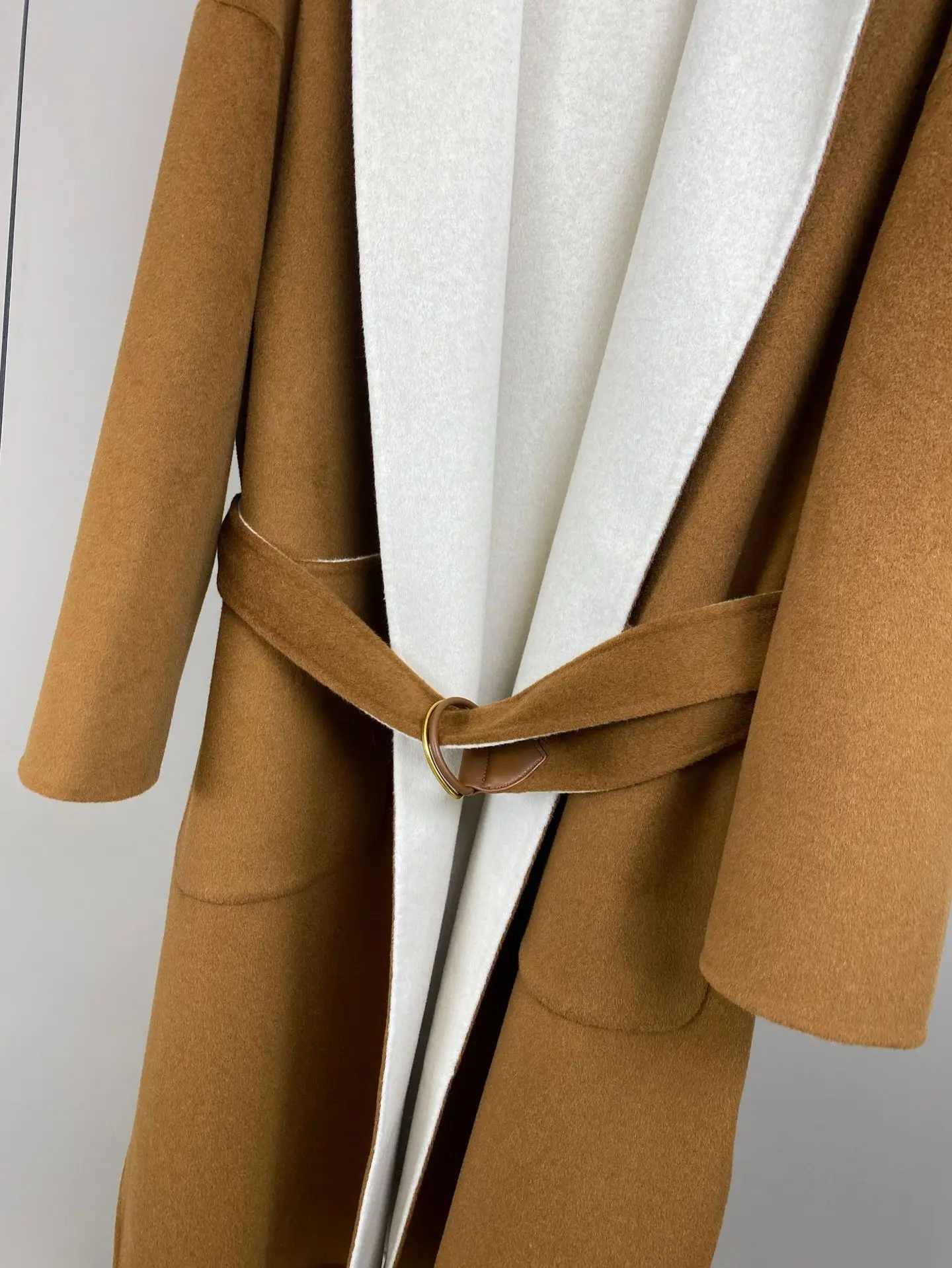 Płaszcz z czystego kaszmiru w stylu retro z blokami kolorów, z paskiem i podwójnymi kieszeniami, modny i elegancki, kolekcja Jesień/Zima 2025.