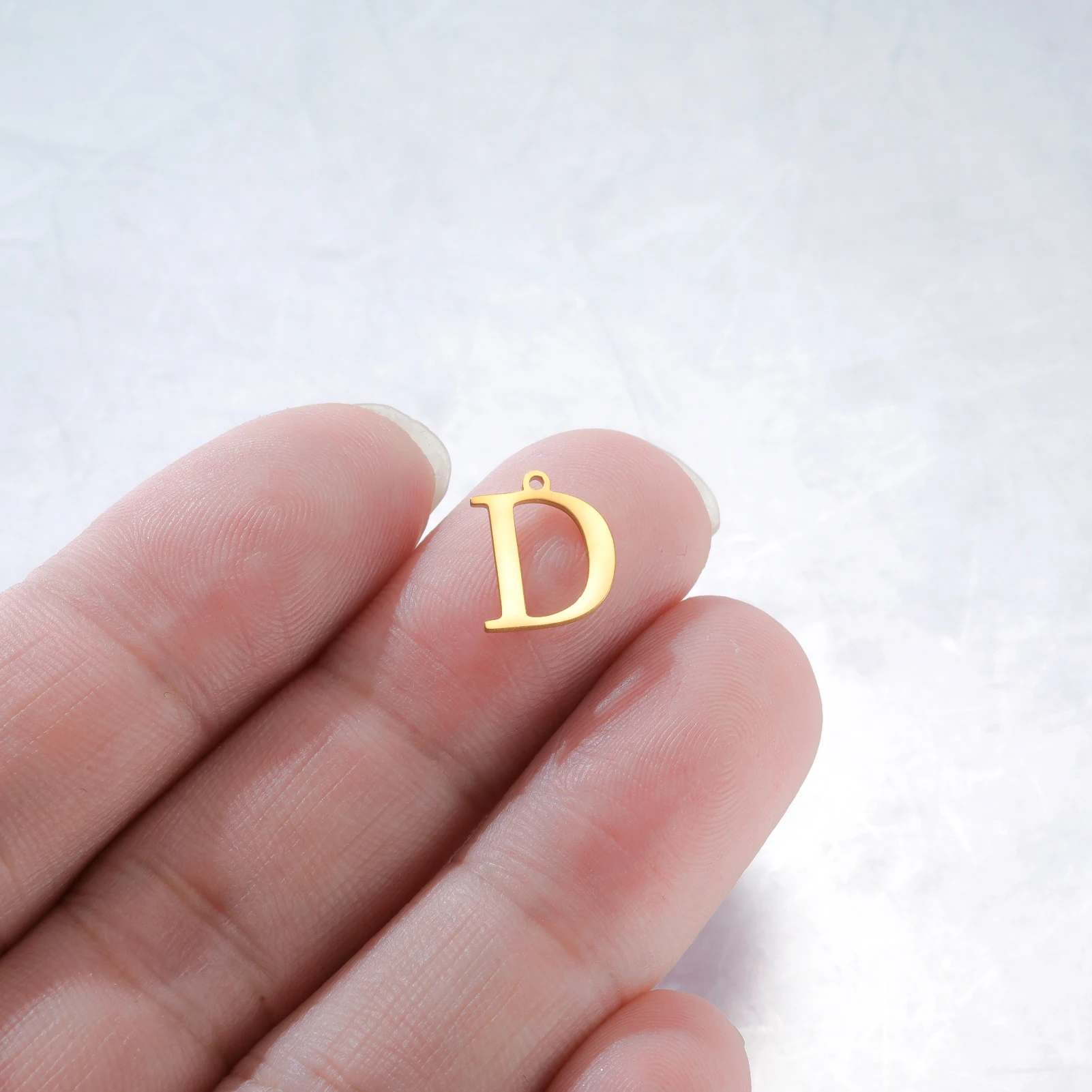 Skyrim 5 Stück/Set A-Z Initialen-Buchstaben-Anhänger aus Edelstahl in Goldfarbe, DIY-Alphabet-Anhänger für Halsketten, Armbänder und Schmuckherstellung – Detail 9