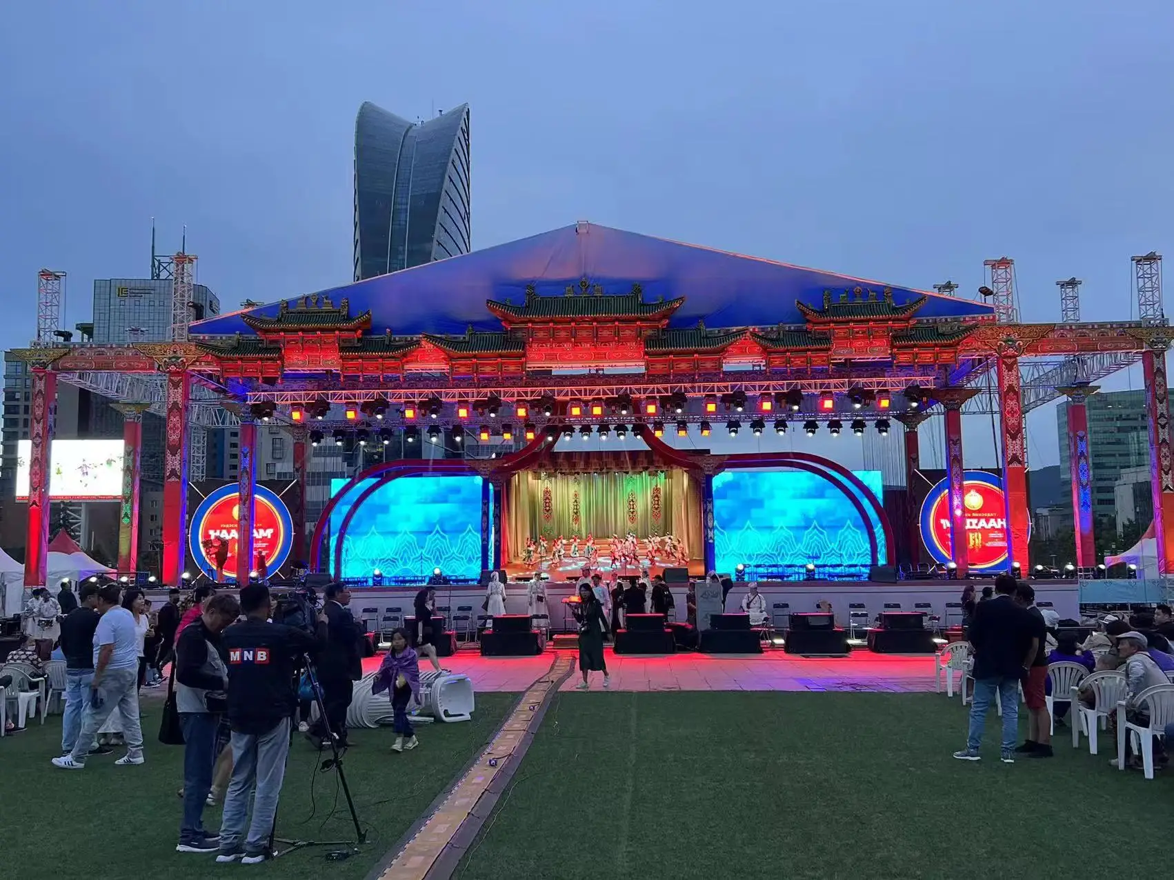 350W 7pcs Big Bee Eye Moving Head Lights With 16.7M Colors For Disco & Wedding Lighting