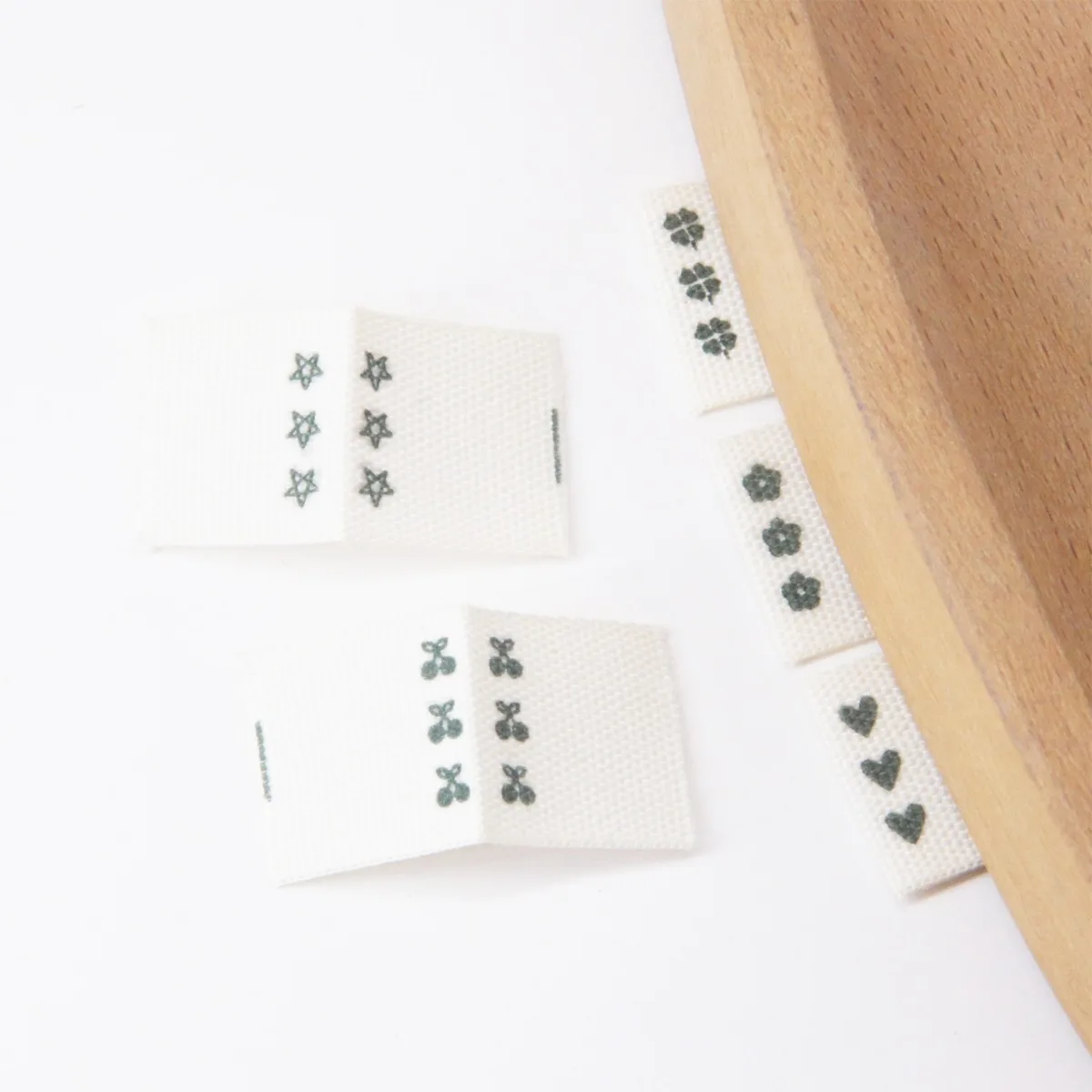 Parches para coser para Scrunchie, mini etiquetas de algodón verde oscuro con diseño floral de corazón y estrella, etiquetas de tela para lazos para el cabello DIY