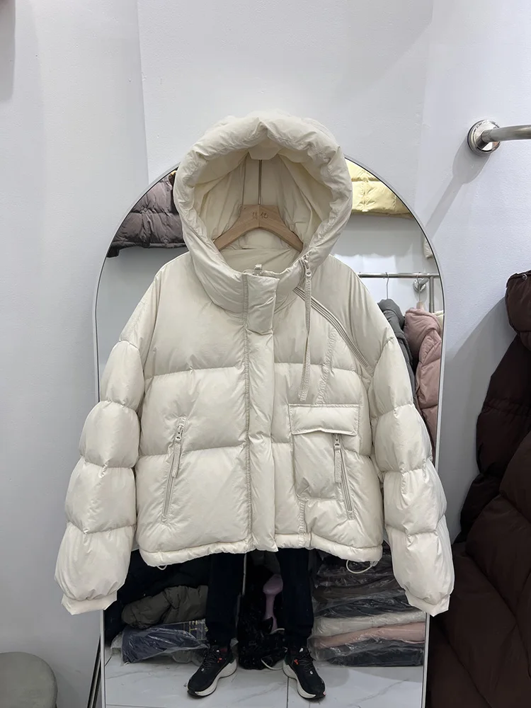 سترة نسائية قصيرة بغطاء للرأس بتصميم عصري فضفاض من ريش البط الأبيض سترة عصرية لشتاء 2025 معطف جديد غير رسمي متعدد الاستخدامات #2