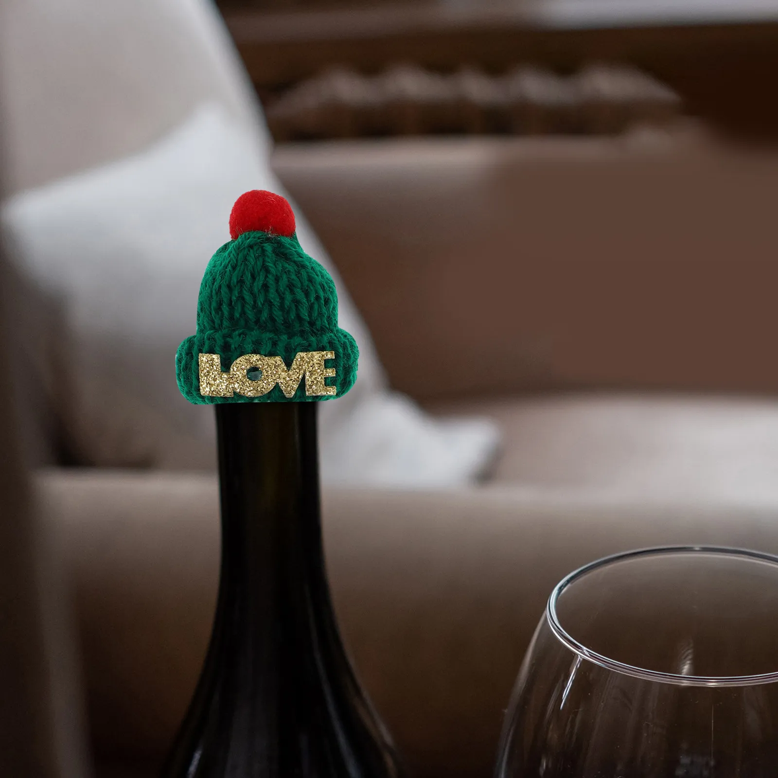 1 juego de gorros y bufandas navideños tejidos a mano, con motivos festivos en rojo y verde, para decorar cactus, botellas, árboles, fiestas y celebraciones navideñas.