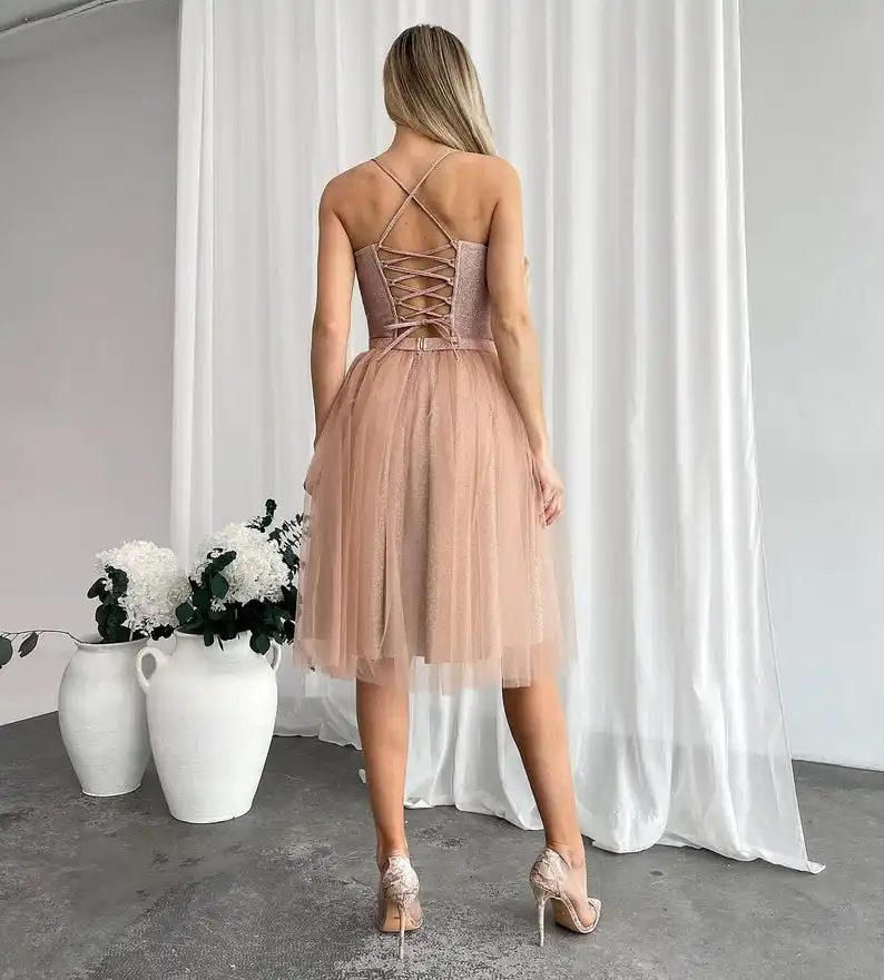 Świąteczna, błyszcząca sukienka z dzianiny z tiulową spódnicą i sznurowanym tyłem. Sukienka koktajlowa w stylu bajkowym i gorsetowym. Elegancka sukienka wizytowa damska