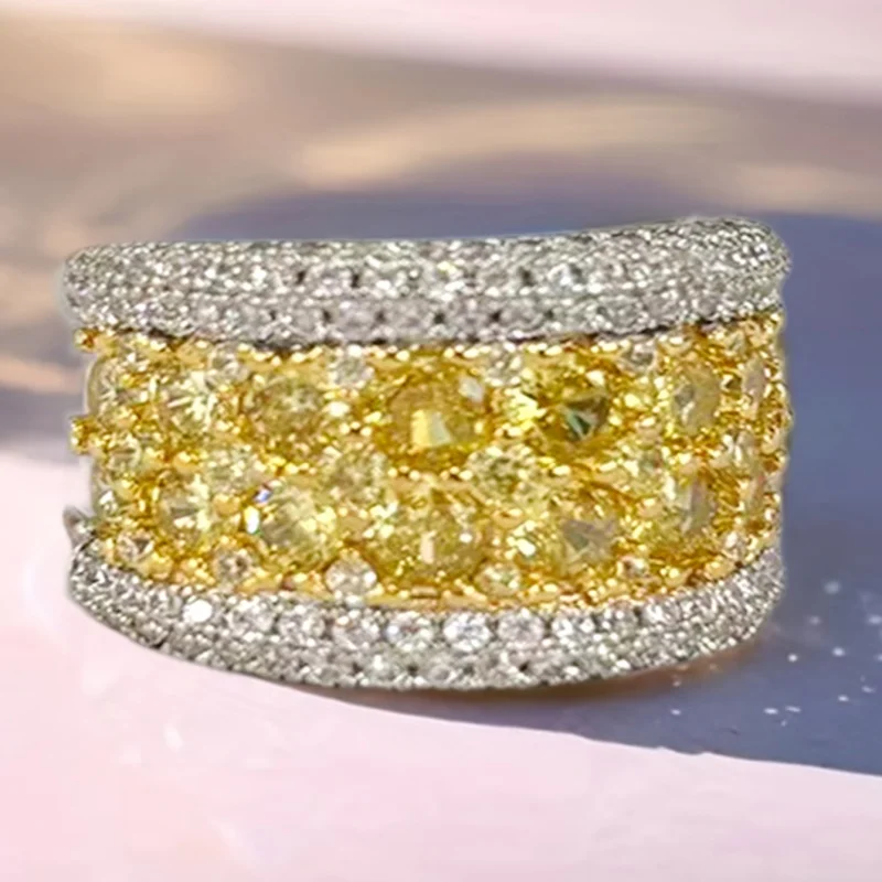 Huitan Damen-Ring in zwei Farben, schlichter Stil, eingelegt mit glänzendem gelbem Zirkonia, modisch, für Hochzeit, Party, vielseitiges Zubehör, Schmuck – Detail 4