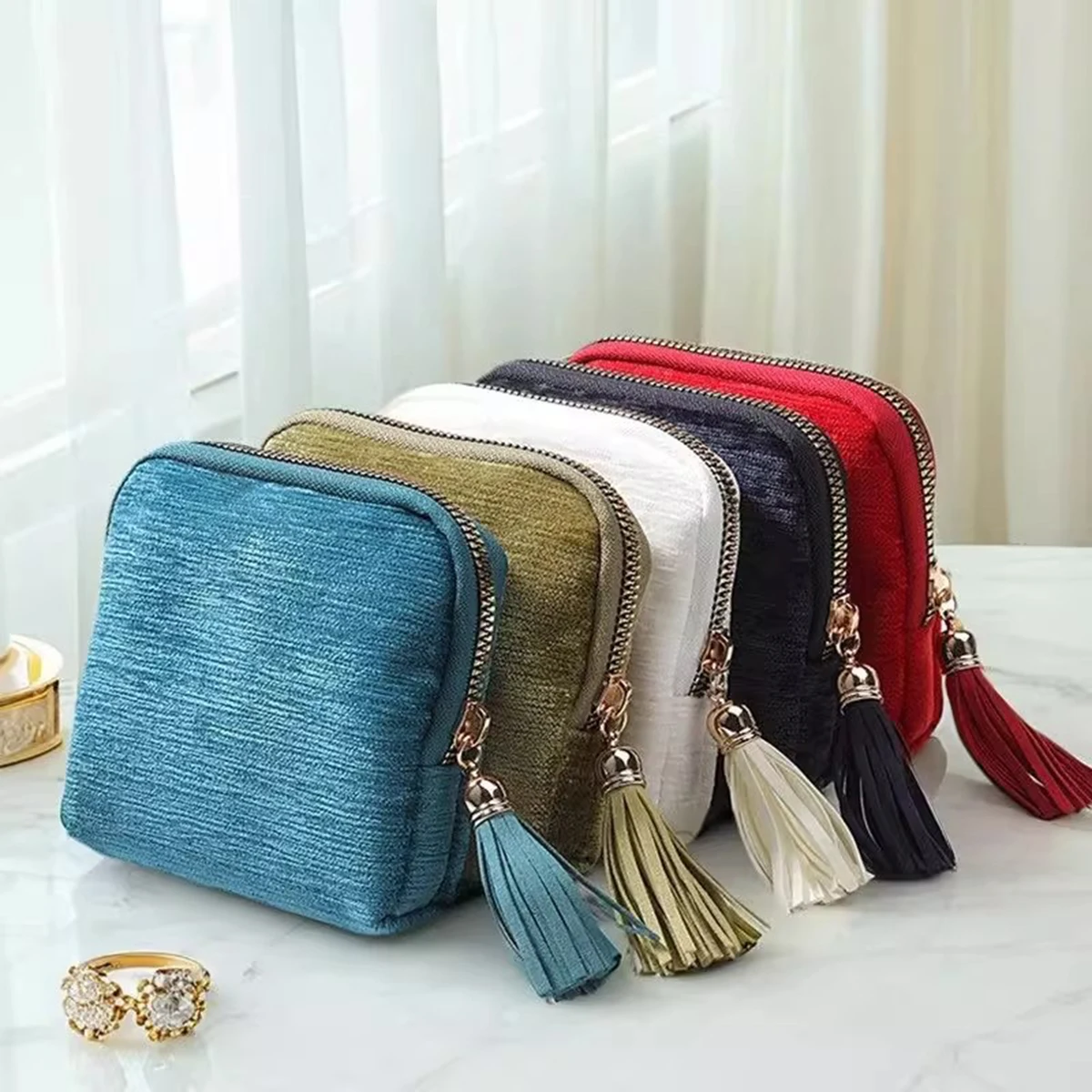 Tragbare Reise-Schmuckorganizer-Tasche, Reißverschluss-Schmuckaufbewahrungstasche mit Quaste, Unterteiltes Etui mit weichem Futter für Ringe und Armbänder – Detail 2