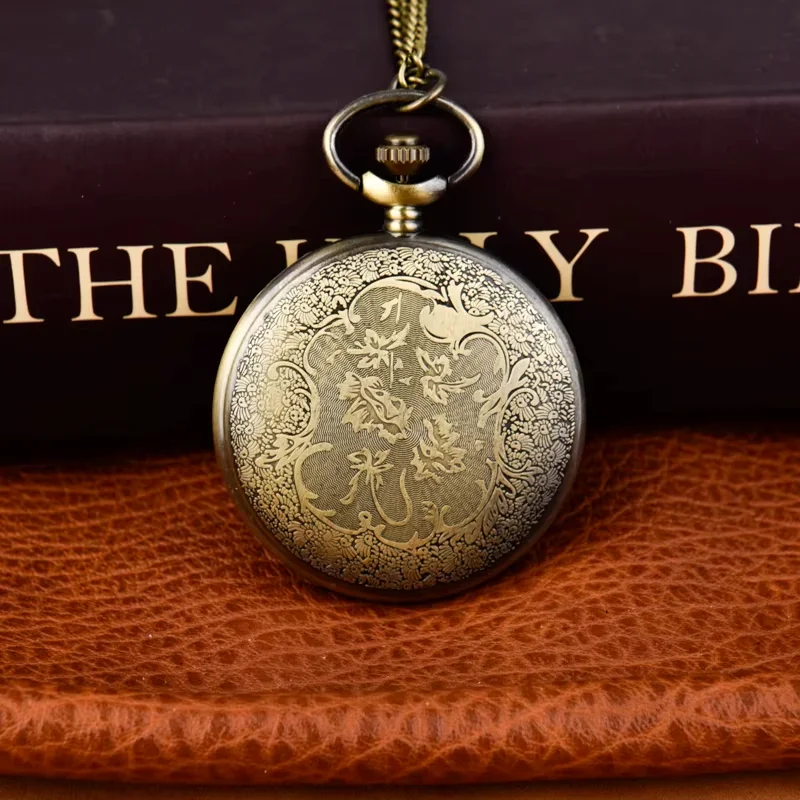 Retro warrior victory red flag pattern quartz pocket watch large English letters quartz pocket watch flip watch