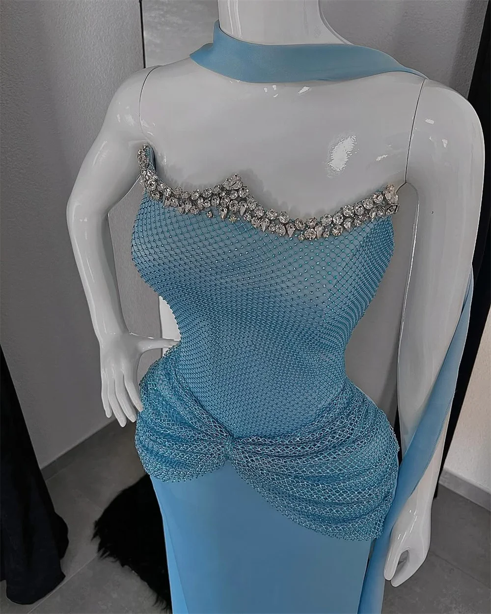 كاثي مخصص الأزرق الرسن الرقبة الراين فساتين لحضور الحفلات الموسيقية حورية البحر بلا أكمام vestidos de noiva الطابق طول مساء رسمي 2025