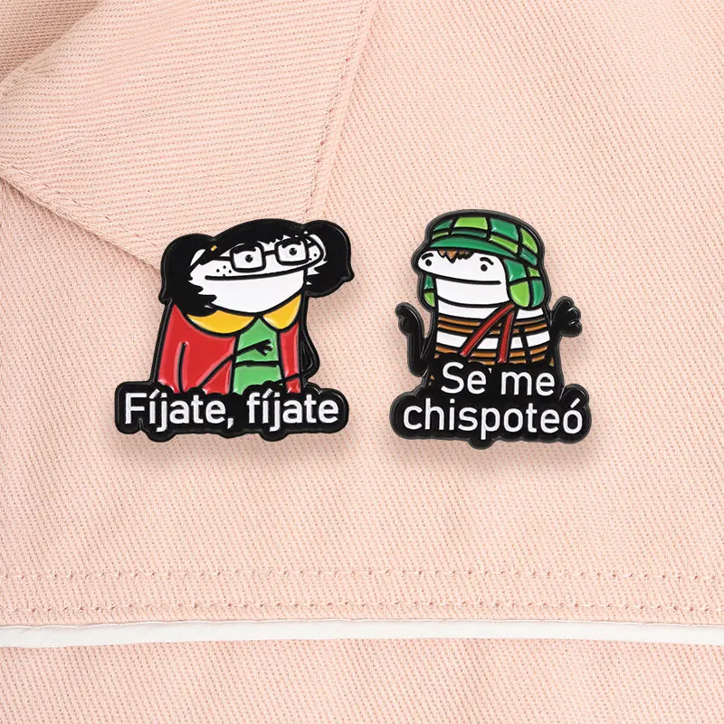 Spanische Comedy-TV-Flork-Meme-Emaille-Anstecknadel „Fíjate Fíjate Enamel Pin Tan Divino Se Me Chispoteó Flork Figure Brooch“ – Kleiderabzeichen, Schmuckgeschenke – Detail 10