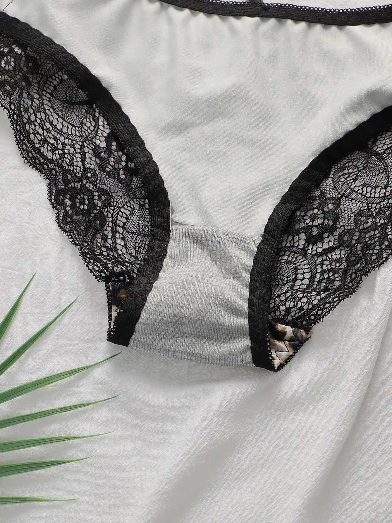 Dámská sexy spodní prádlo s přední přezkou, leopardím potiskem, krajkou a překříženými zády s ocelovými kroužky, nařasenou push-up podprsenkou A3159 - náhled 6