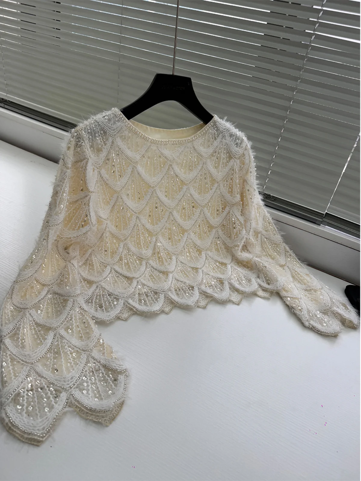 스팽글 페르시 디자이너 로맨틱 물결 모양의 가장자리 느슨한 짧은 스웨터 탑 여성 하이 엔드 연예인 중공 긴 소매 니트 점퍼