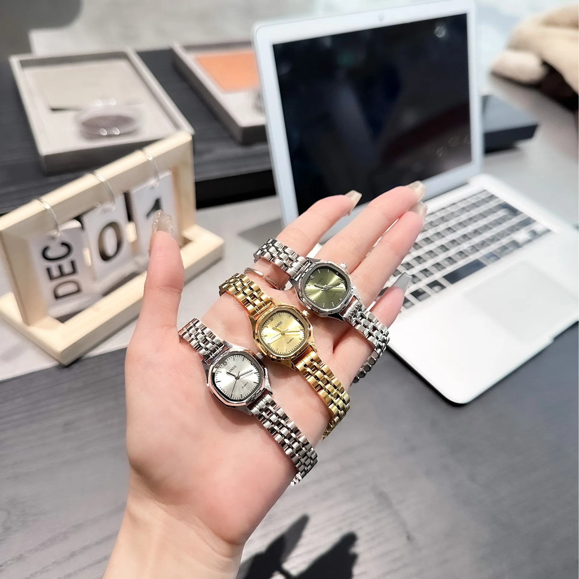 New Women'S Watch With A Small, Delicate Dial; A Stylish And Fashionable Women'S Wristwatch; A Creative Gift For Women.