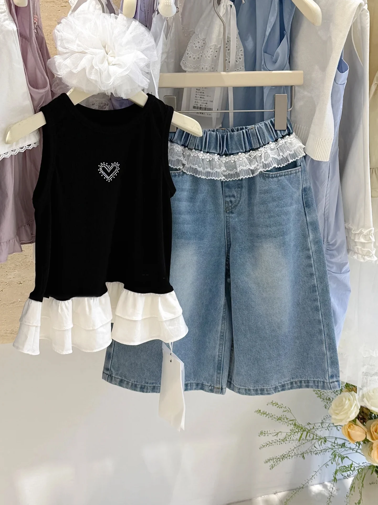 

Girls Summer Outfit Floral Trim Denim Two-Piece Set Child Clothing Korean Style Vest And Jeans Fashionable Kids Ensemble