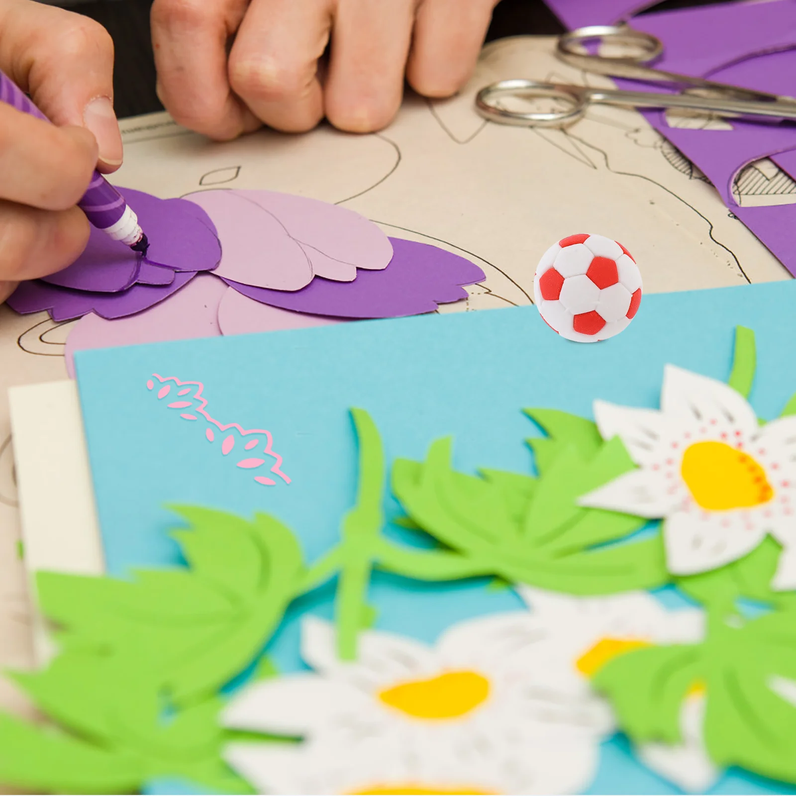 Imagem -02 - Borracha de Futebol 3d dos Desenhos Animados Forma Pequena 20 Peças Cor Misturada Lápis Borrachas Escola Casa Crianças Wear-resistente Lápis para