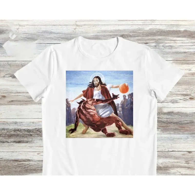 يسوع يلعب كرة السلة تي شيرت. تي شيرت برسومات سوداء مع Christ in Red Cape Hooping Vs Monster Epic Scene بتصميم فريد من نوعه