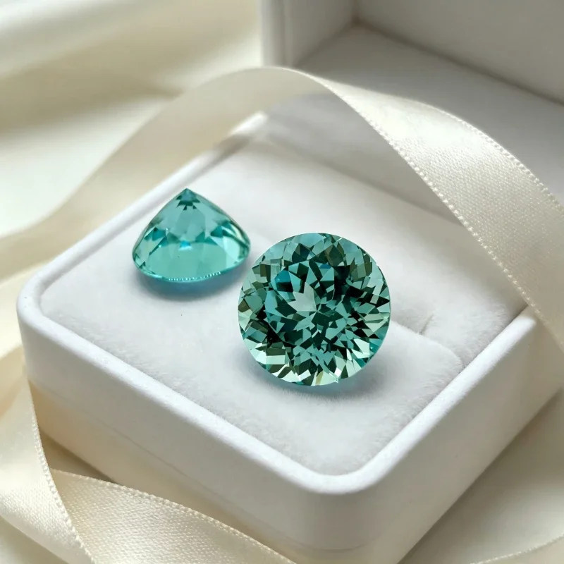 Paraiba Runder Künstlicher Edelstein in Neonblau mit Zertifikat, Großhandel Verfügbar – Detail 2