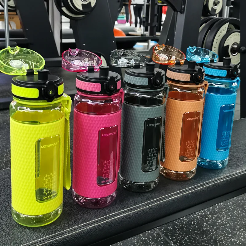 2025 700ml Bottiglia d'acqua di vendita calda Ad alta capacità Diamante Sport Spazio Succo di frutta Bottiglia d'acqua creativa in plastica BPA gratuito