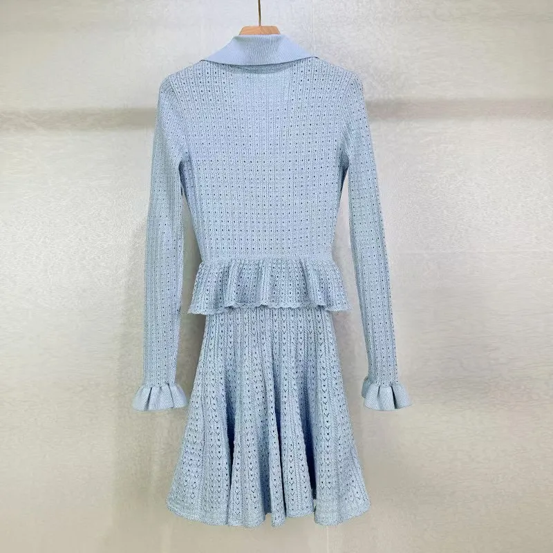 ชุดเดรสถักแขนยาวสองชุดพร้อมคัตเอาท์ลายดอกไม้คอวีและเอวแบบมีซิปสําหรับฤดูร้อนปี 2025