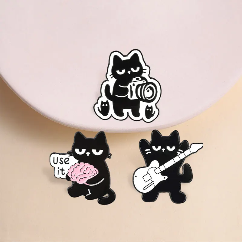 Милые-эмалевые-значки-с-черными-кошками-котики-мультяшные-животные-котята-с-мотивами-камеры-гитары-крутых-групп-Броши-значки-на-лацкан-ювелирные-изделия-подарки