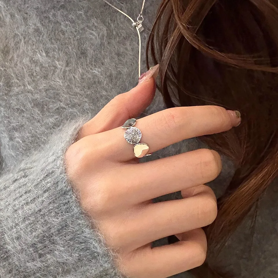 حلقة مفتوحة هندسية غير منتظمة فضية بتصميم شبكي عتيق مناسب لإكسسوارات الطي العصرية الرائعة للفتيات